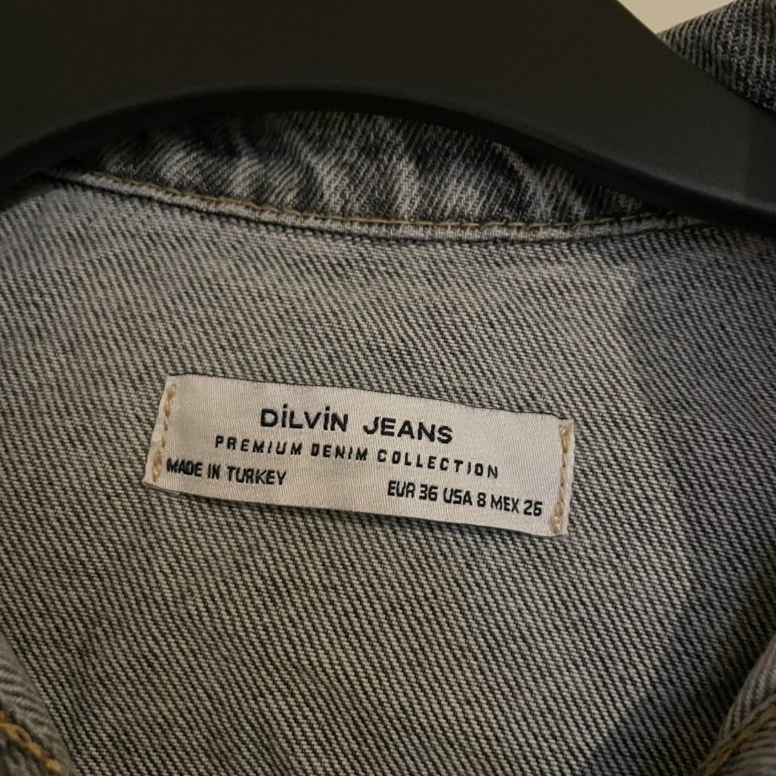 Grå croppad jeansjacka från Dilvin Jeans - 2