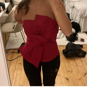 Röd tubtopp med rosett - Jätte fin tub topp ❤️ Var storlek M från början men har sytt om den till en S , det är inget som syns❤️ 