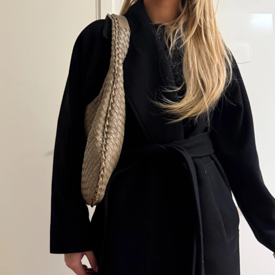 Beige flätad axelväska i skinn