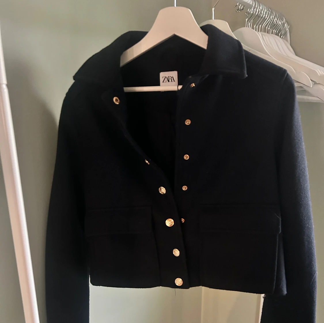 mörk blå croppad jacka från Zara