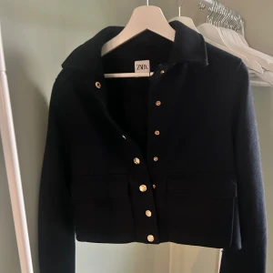 mörk blå croppad jacka från Zara - Snygg svart croppad jacka från Zara med guldknappar framtill och två fickor. 