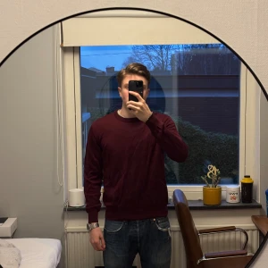 Drumohr - Snygg vinröd stickad tröja från Drumohr med rund hals. Väldigt skönt material, perfekt för lager på lager. Ingen prislapp kvar men skulle säga att den är helt i nyskick. Sitter som M. Skriv vid funderingar!