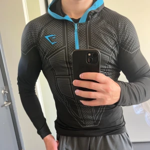 Gymshark onyx hoodie - Ny Gymshark onyx hoodie blå och svart! Skick 10/10, storlek M, lappen sitter kvar:) skriv vid frågor, lägre pris vid snabb affär