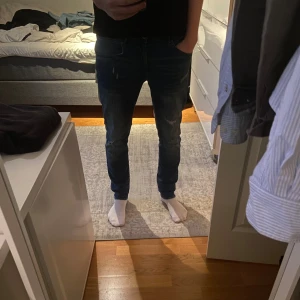 Blå slim jeans  - Säljer ett par blå jeans från petrol industries, storlek W31 L32. Jeansen har slim passform, klassisk femficksdesign och slitna detaljer på låren och knäna. Materialet är jeans med en skön stretch och de har normal midja.