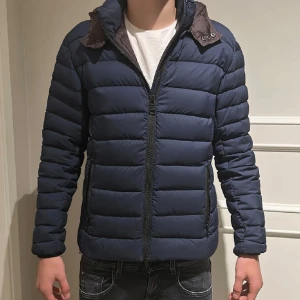 Colmar jacka mörkblå - Hej! Säljer en riktigt skön jacka från colmar//jackan är i mycket fint sick//jackan är i strl M//hör av er vid minsta fråga!🤩