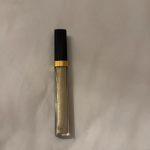 Chanel Rouge Coco Gloss  - Chanel Rouge Coco Gloss i nyansen 712, en lyxig läppglans med skimrande guldig färg. 