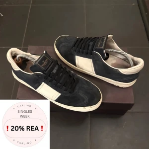 Valentino Flycrew 44 - Valentino Flycrew Sneakers | Okej skick; nitar borta och slit vid hälen | Endast skor | INGA BYTEN | Fraktar spårbart eller möts upp i Täby