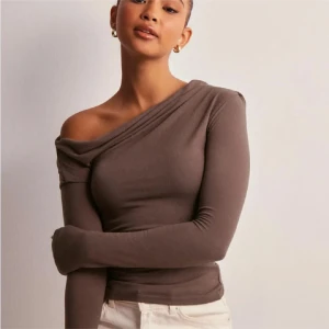 Offshoulder tröja - Off shoulder tröja från Nelly, kom privat för egna bilder på tröjan, säljer för att den är för liten för mig