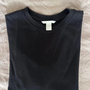 🖤Svart l Tröja 🖤 - Stilren och klassisk svart tröja, perfekt för vardag eller jobb. Hög kvalitet och helt oanvänd!  📦 Skickas direkt eller kan hämtas i (din stad).  #SvartTröja #TillSalu #Preloved #ModeFynd #SecondHandFashion #ShopMyCloset #WardrobeEssentials #Stilrent #TrendyStyle #FashionInspo #OOTD