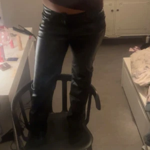 Svarta skinnbyxor med straight fit - Säljer ett par svarta skinnbyxor från bikbok. Storlek 36, super bra skick❤️