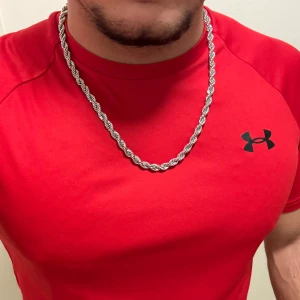 Silverfärgat cordell halsband - Snyggt halsband i silverfärg med repformad design som ger en cool och modern vibe. 60 cm 7 mm