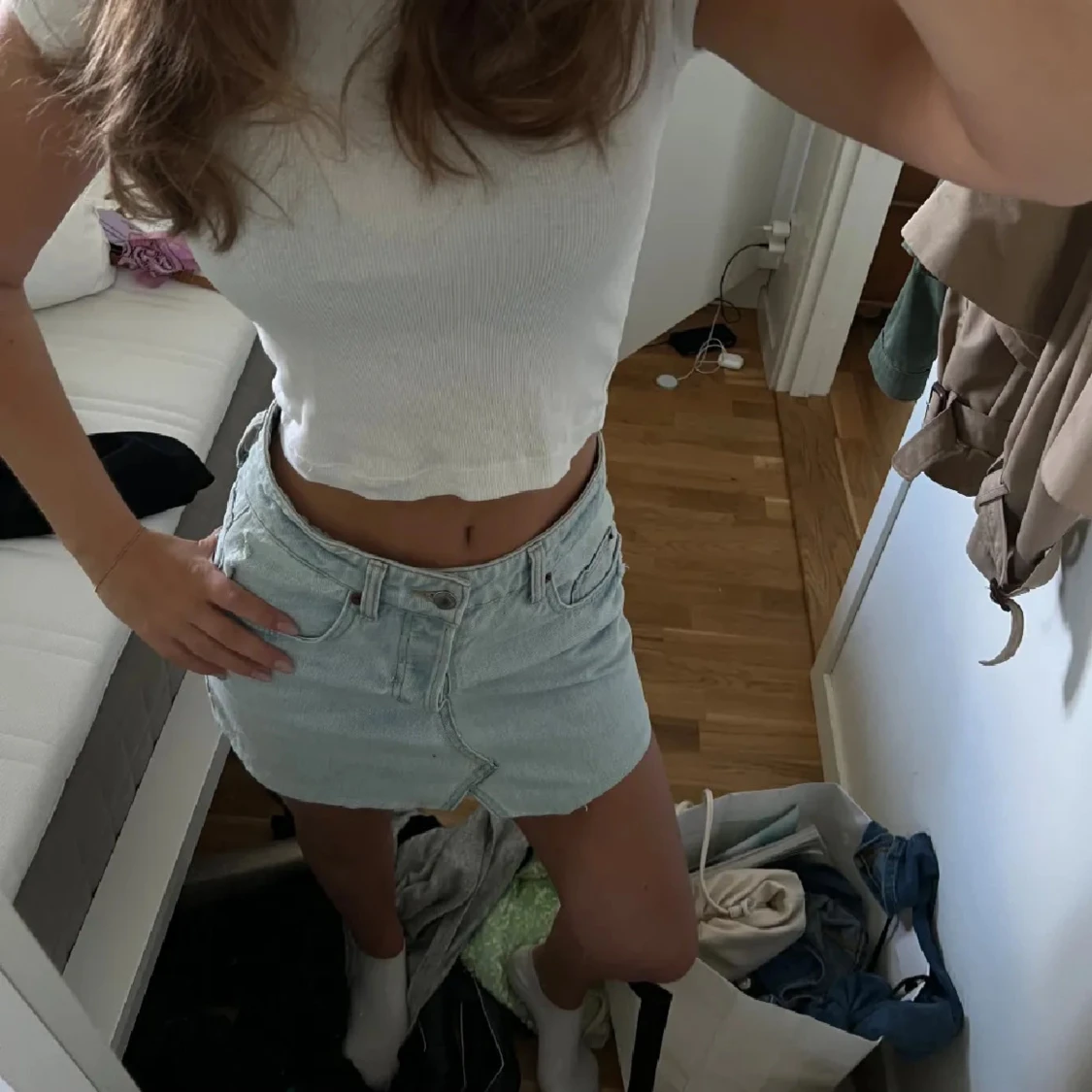 Ljusblå jeanskjol med klassisk look - 1