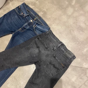 Nudie jeans 👖 - Säljer nu dessa två nudie jeans. Ett par blå i storleken 28/30 och ett par svarta i storlek än 27/30. Båda jeans har används varsamt och har inga defekter. Båda har tvättas några gånger därför en lite washed färg. Köp båda för 700kr eller en för 400kr