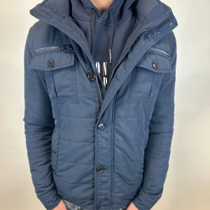 J.lindeberg jacka  - Tja säljer nu denna riktigt snygga och populära j.lindeberg jackan i storlek L men passar M som är perfekt nu i höst/vinter, nypris är cirka 4500kr, skick 9/10, vid minsta lilla fundering så är det bara att höra av sig! 