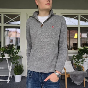 Ralph Laruen half zip tröja - Snygg grå Ralph Lauren half zip tröja i storlek M.