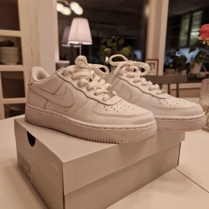 Air Force 1 vita - Ett par vita Air Forces i storlek 37,5 som endast är använda 1 gång. Har haft dem liggandes hemma i ungefär ett halvår då de blev för små väldigt snabbt, är i näst intill perfekt skick utan några skador eller permanenta märken. Knappt synligt att de har använts. Köpta för ungefär 1350 kr på Nike affären. Går att diskutera pris vid snabbt och smidigt köp! 👍💸 Perfekta och sköna skor för dig under både vardag och speciella tillfällen.