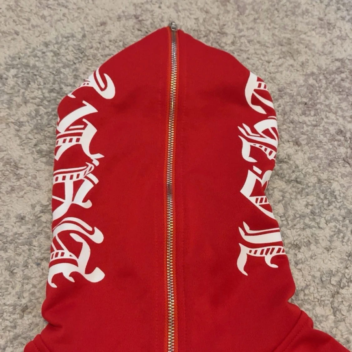 Röd hoodie med vita tryck och dragkedja - 2