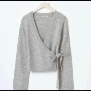 Grå omlottkofta med knyt - Säljer min fina gråa omlottkofta ifrån Gina för att den inte kommer till användning 🥰 