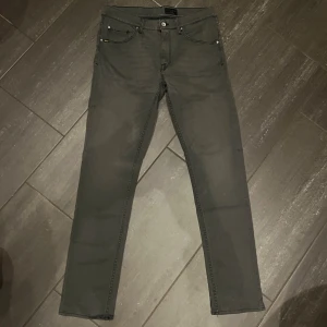 Tiger of Sweden  jeans 33/34 - Snygga svarta jeansbyxor från tiger of Sweden i modellen Sharp. Stilrena och enkla jeans med god passform. Nypris 1600