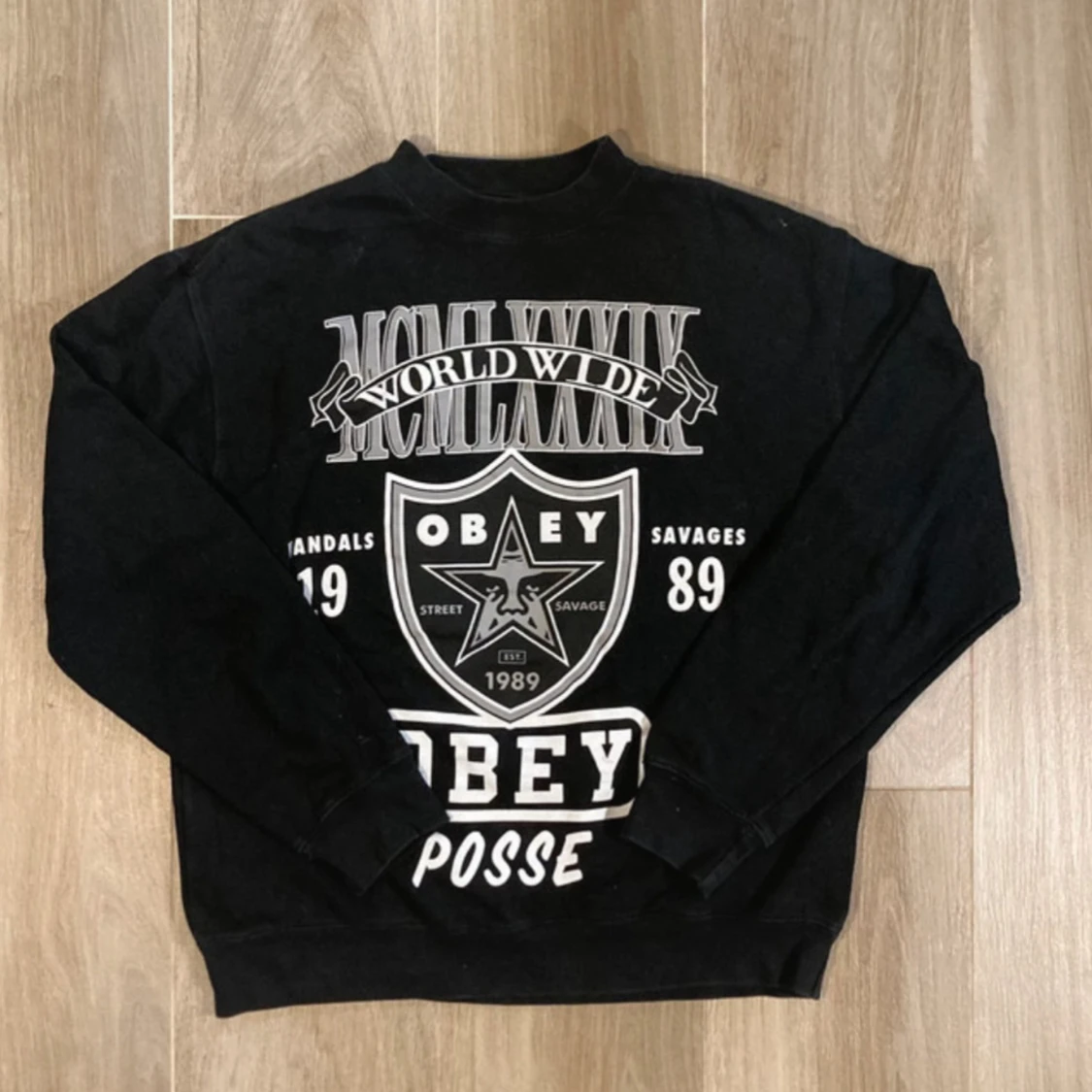 Svart sweatshirt från Obey med tryck