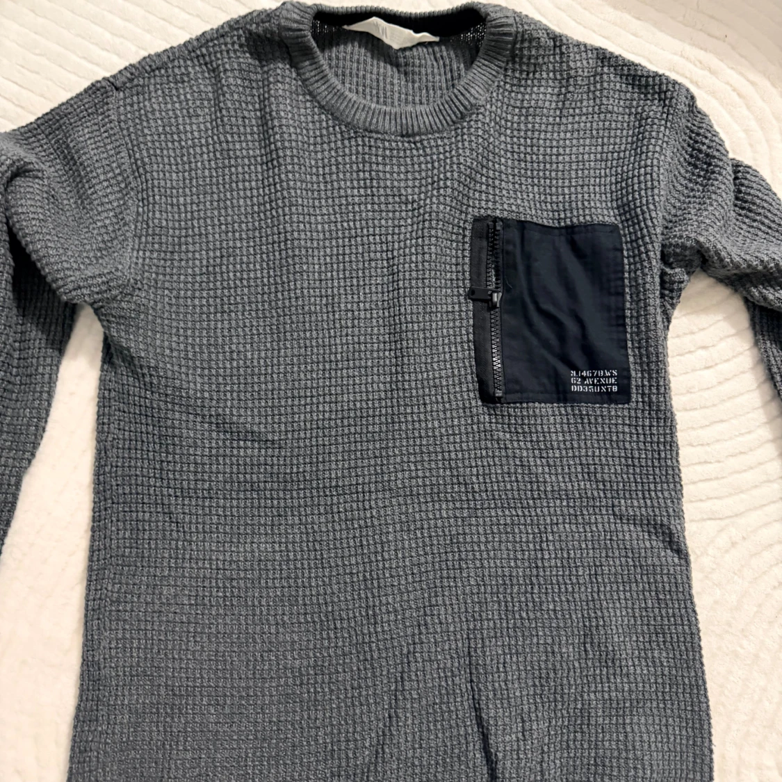 Grå stickad tröja från H&M med ficka - 1