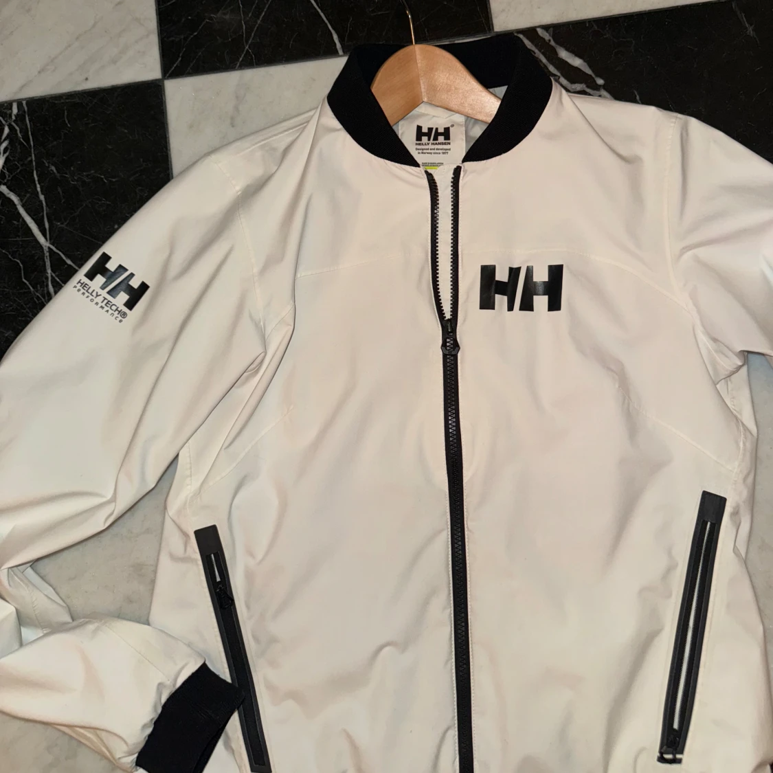 Vit vindjacka från Helly Hansen L - 4