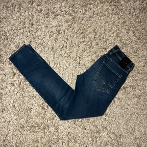 Replay anbass hyperflex jeans slim fit jeans herr w28 - Replay anbass hyperflex jeans i slim passform. Mycket bra skick, inga märkvärdiga defekter. Storlek W28. Skön wash på dessa , postas samma dag som köp eller dagen därpå🙌💯