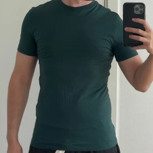 T-shirt - Mörkgrön t-shirt. Storlek XS.