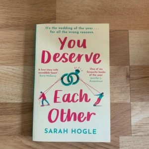 You Deserve Each Other - En rolig och smart romcom om Naomi och Nicholas, ett par som är trötta på varandra inför sitt bröllop. De tävlar i sabotage och pranks, men upptäcker att de kanske har mer gemensamt än de trott. Perfekt för dig som gillar humor och romantik!