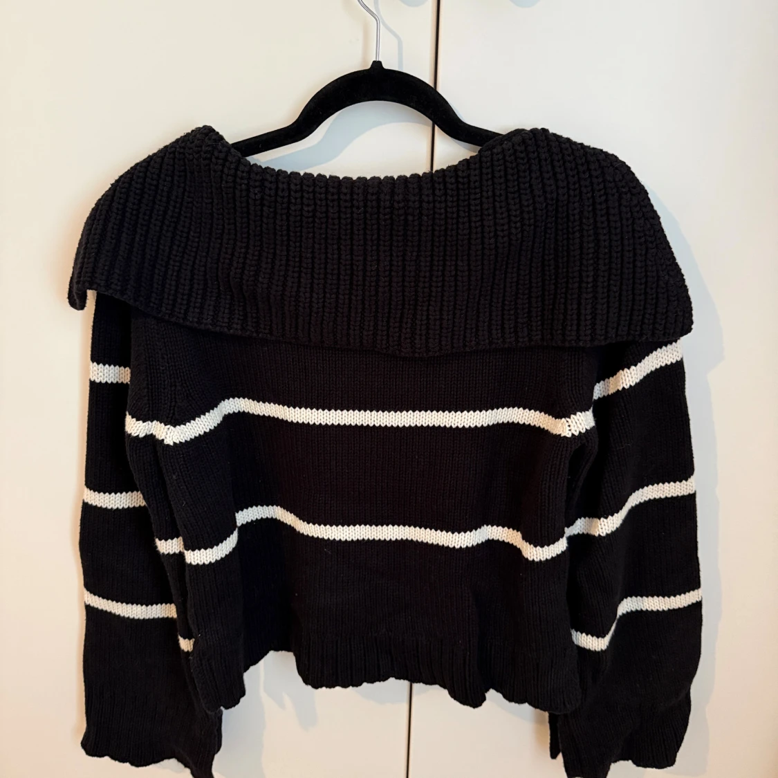Svartvit randig stickad tröja Lindex