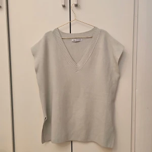 Zara oversized stickad väst - 🌷FÖRST TILL KVARN!🌷En sage grön finstickad väst från Zara i oversized passform. I superfin skicka och den är lite åt den tyngre hållet. Passar finfint med en skjorta under eller en polotröja när det blir lite kallare. VILL BLI AV MED ASAP!