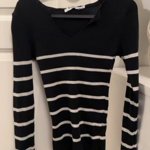 Randig stickad tröja med v-ringning  - Använd fåtal gånger. Normal i storleken.