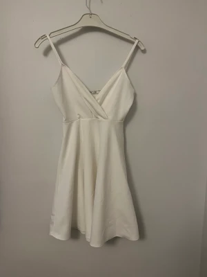 Klänning - En fin klänning till tex fest,student eller annat firande.