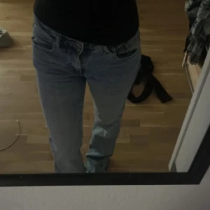 Ljusblå jeans från Diesel - Säljer ett par ljusblå jeans från Diesel med klassisk femficksdesign och knappstängning. Jeansen har raka ben och låg midja, samt en snygg tvättad look. Perfekta för dig som gillar en avslappnad och tidlös stil.