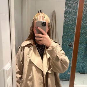 Kappa/Trenchcoat från arket - Säljer min beigea trenchcoat/kappa från arket. Den är i strl S och är i väldigt bra skick! Kom privat för bud.