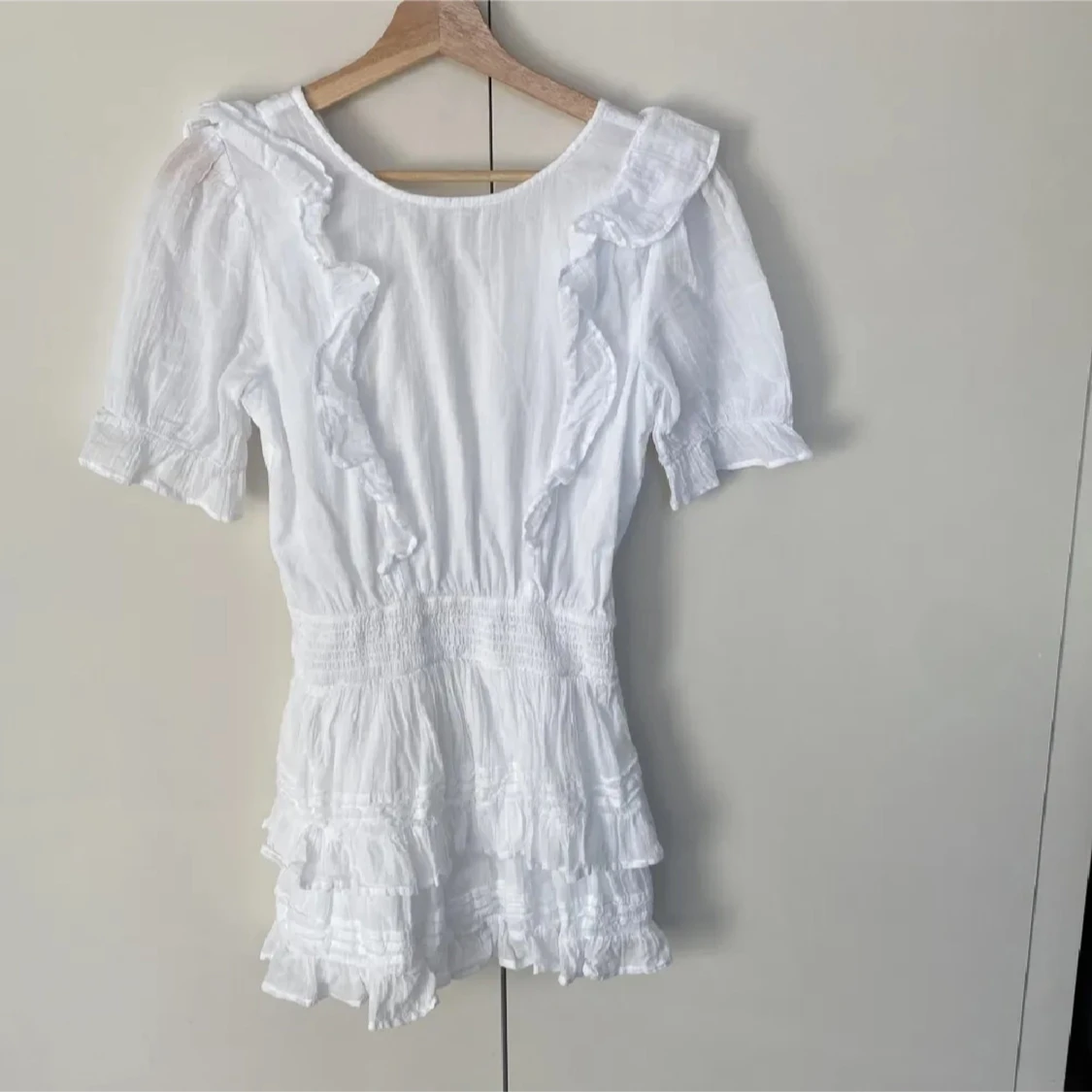 Vit kortklänning med volanger - 1