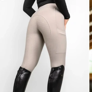 zaczess ohio byxor  - jättefina beiga ridbyxor från zaczess i modellen ohio leggings. använda ca 3 gånger så de är i nyskick. helskodda. skoningen är inte alls sliten. nypris 950kr