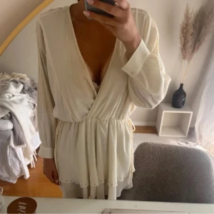 Krämvit omlottklänning med volang - Superfin krämvit klänning🥰