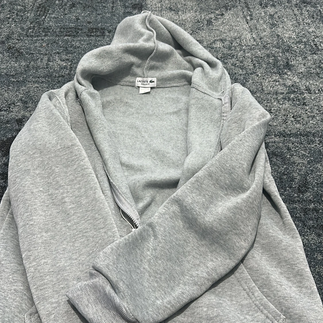 Grå hoodie från Lacoste med dragkedja - 3