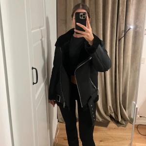 Svart bikerjacka från Zara XS - Säljer en svart bikerjacka från Zara i storlek XS.  Snygg oversized look och passar perfekt till kalla dagar. Fräscha detaljer och cool design. Väldigt bra skick har använts endast 2,3 gånger❤️