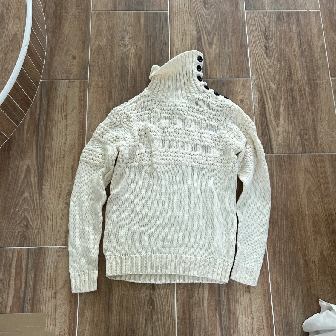 Stickad tröja med polokrage  - 1
