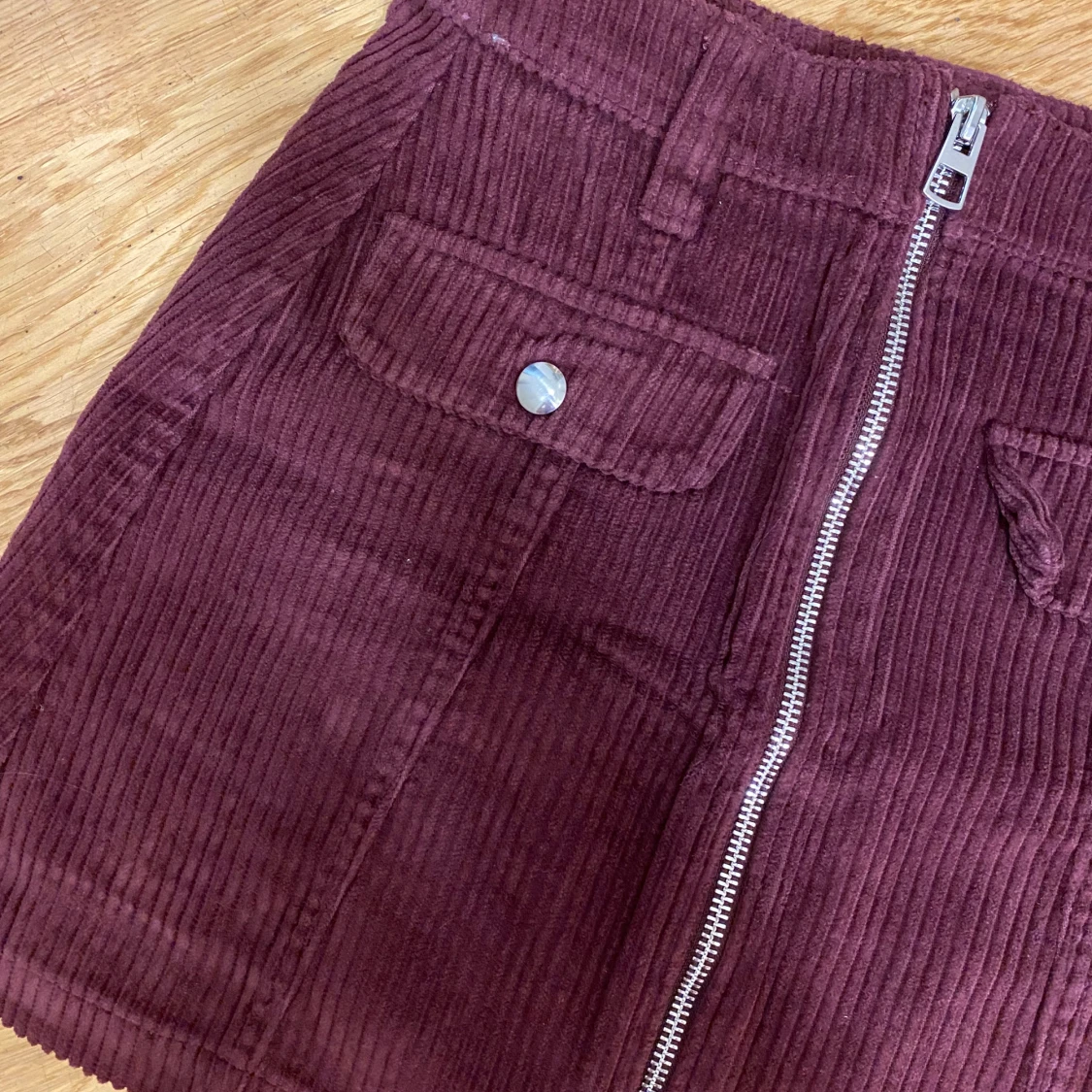 Vinröd manchesterkjol från Bershka - 1