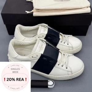 Valentino Open | 40 - Valentino Open sneakers | Grymt skick | Original dustbag samt extra skosnören ingår | Storlek 39 men passar 40 | INGA BYTEN | Fraktar spårbart eller möts upp i Täby 