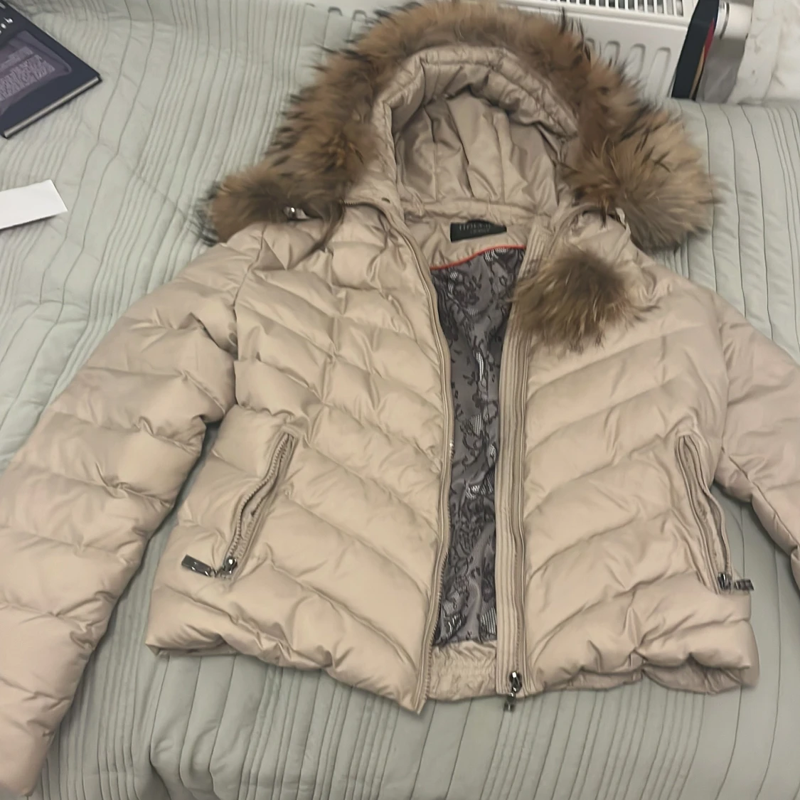 Beige pufferjacka med päls från Hollies