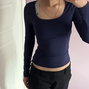 Söt topp  - Super snygg tajt marin blå topp. Från shein 