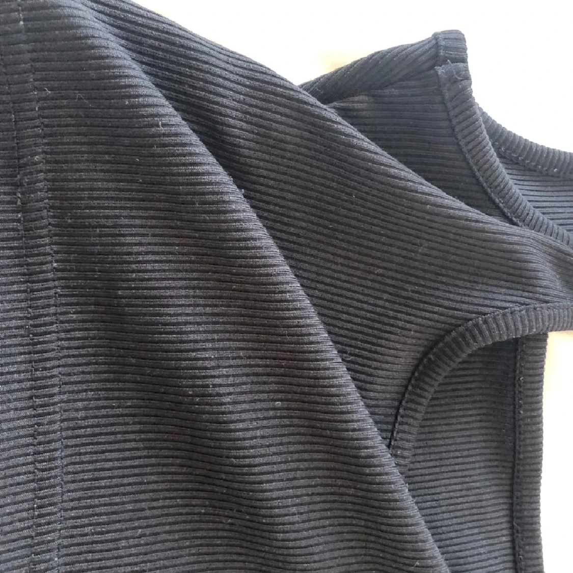 Svart ribbad croppad linnetopp - 2