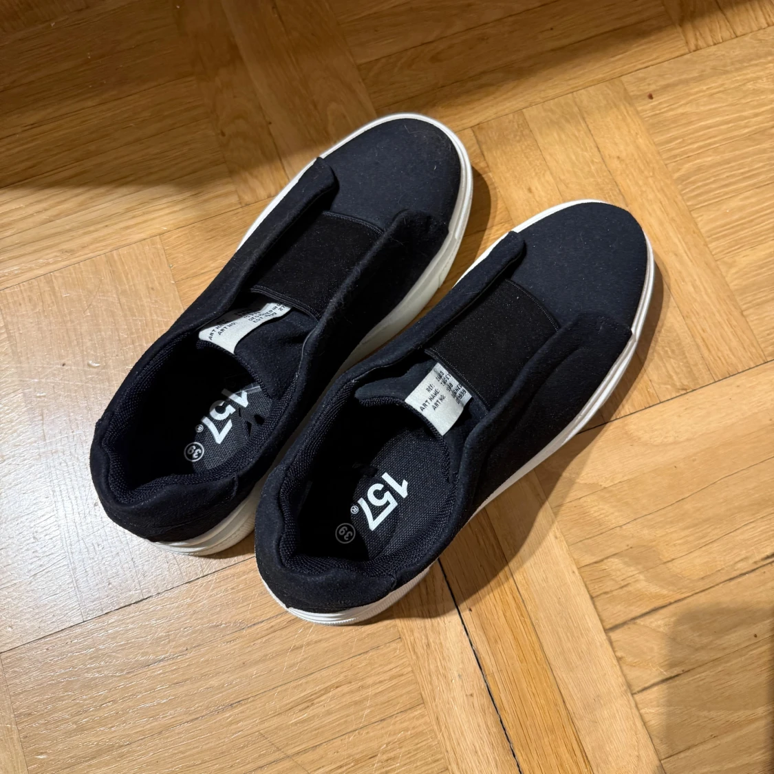 Svarta sneakers från 157, strl 39