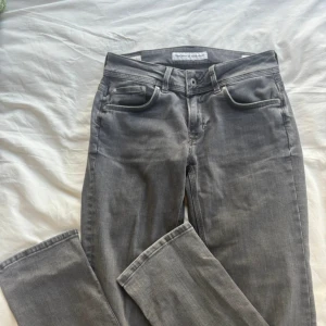 Grå straight jeans från Pepe Jeans - Snygga grå jeans från Pepe Jeans med straight fit och mid waist. Jeansen är använda max 2 ggr och i superfint skick🙏🏼🙏🏼