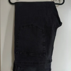 Svarta jeans från Lager 157 i modell Slimmy W36L30  - Svarta jeans från Lager 157 i modell Slimmy med klassisk femficksdesign och diskret svart patch bak. Jeansen har en slim passform och är tillverkade i mjukt jeanstyg som sitter skönt hela dagen. Perfekt för dig som gillar stilrena och tidlösa plagg. W36L34 är storleken på etiketten men är uppsydda i butik av Lager 157 till L30 ca 100 cm hela byxan bild finns på längd av byxorna, byxorna är som nya.