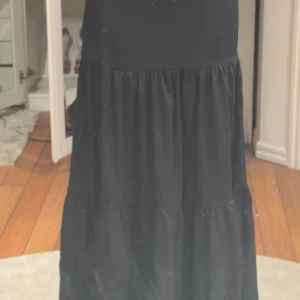 Svart långkjol med volanger - Säljer en svart långkjol med volanger och låg midja. Från ellos köpt för 400kr